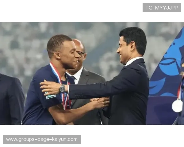 姆巴佩与前任教练深情拥抱，师徒情谊暖心